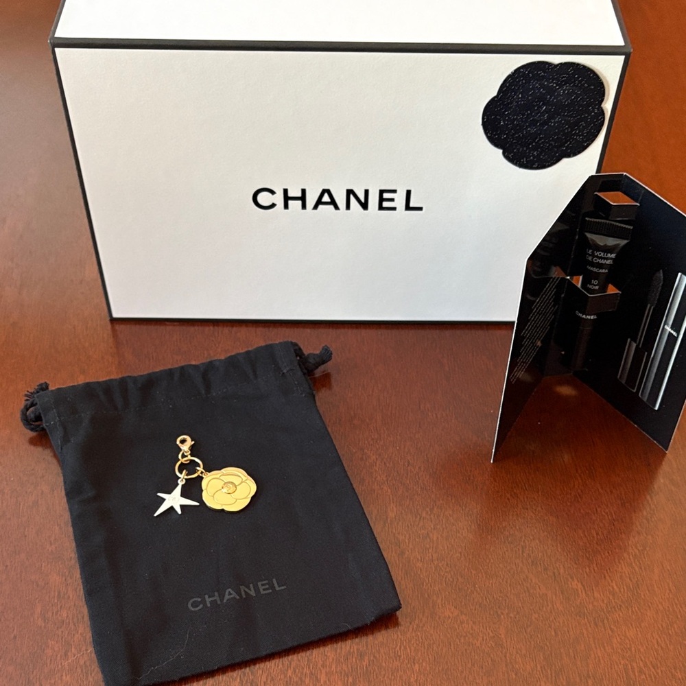 CHANEL gold charm with free mascara sample